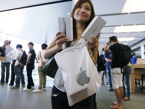 Unless you are this girl who might just be the first person in the world to get the iPhone 5!
