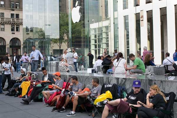 iPhone 5 waiting in line